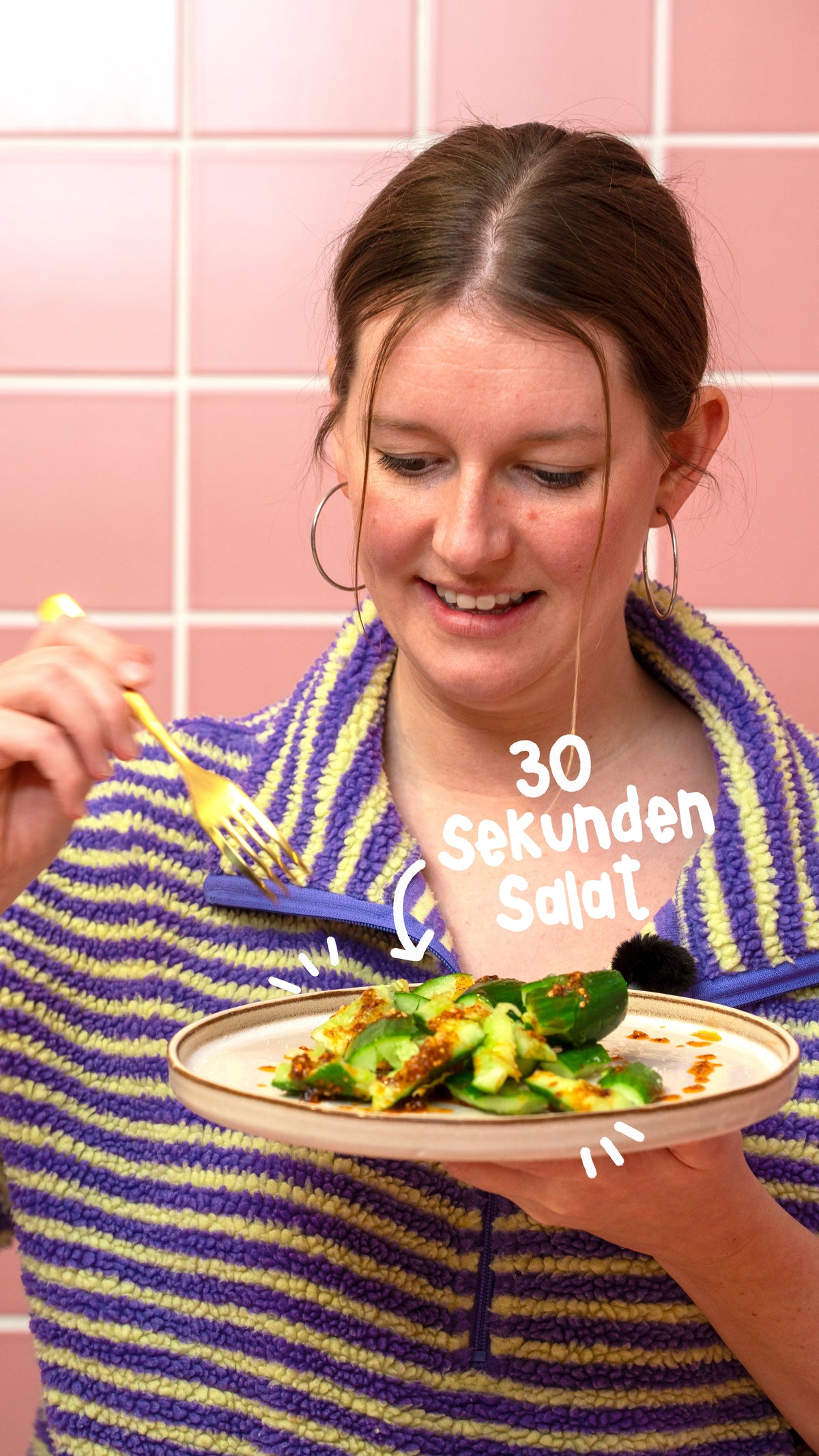 30-Sekunden Salat Smashed Gurkensalat mit Limette und Crispy Chili Crunch.