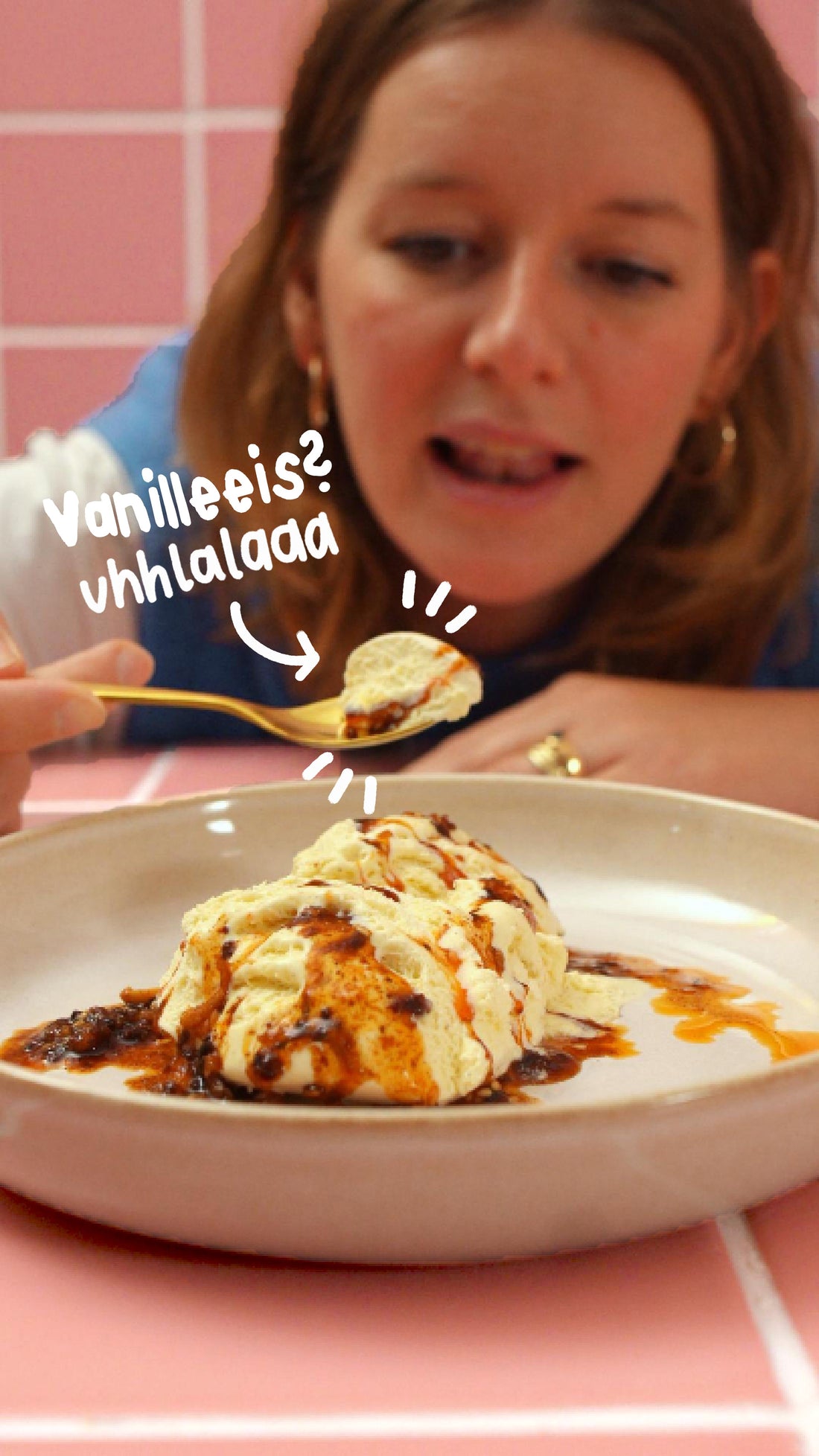 Vanilleeis mit Crispy Chili Crunch: Mimis Lieblingsdessert & nach dem ersten Löffel auch deins.