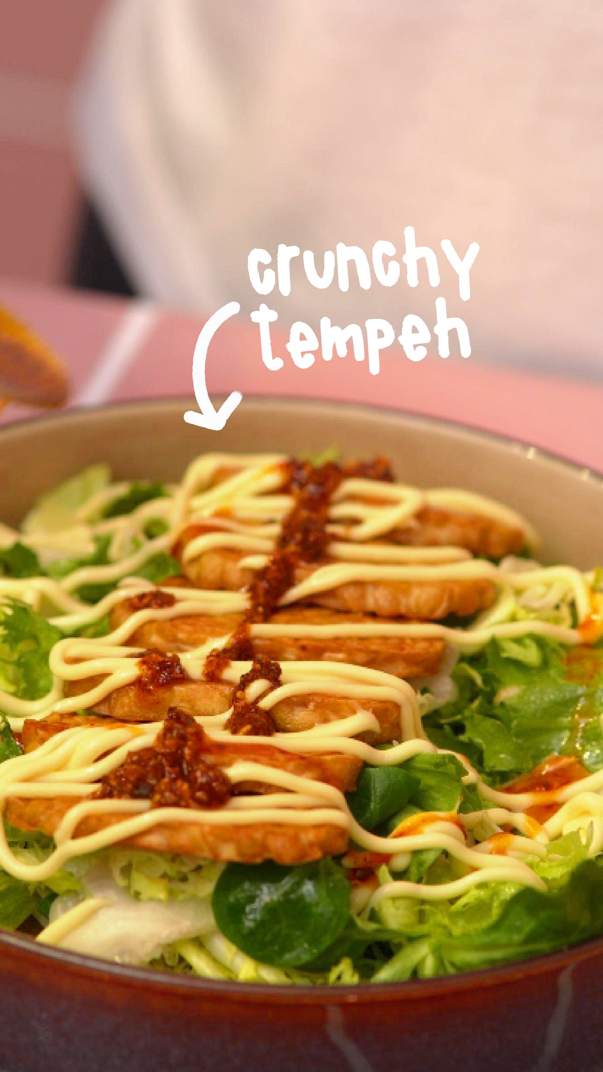 Crunchy Tempeh Bowl Der Salat, der sich nicht wie Salat anfühlt.